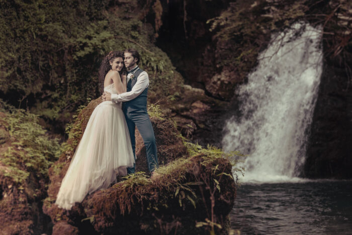 gli sposi vicino la cascata