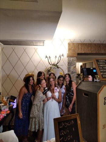 amiche della sposa photo booth