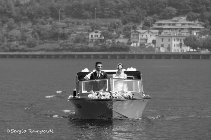 Gli sposi arrivano in barca