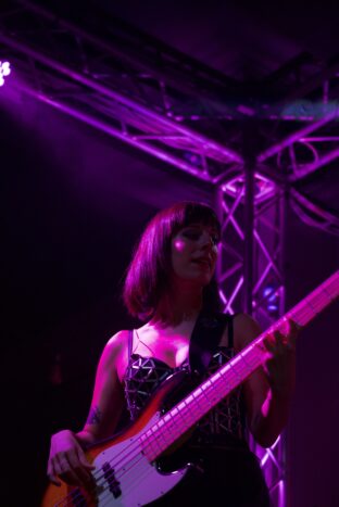 Bassplayer Sara
